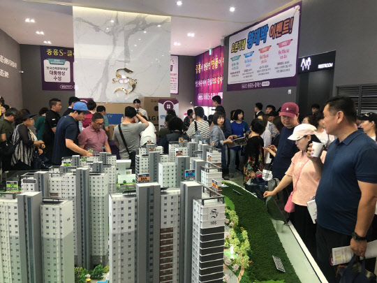 지난 14일 경기도 수원 고색동 일대에 마련된 봉담2지구 중흥S-클래스 더 퍼스트 견본주택 방문객들이 내부 모형도를 둘러보고 있다.<박상길 기자>